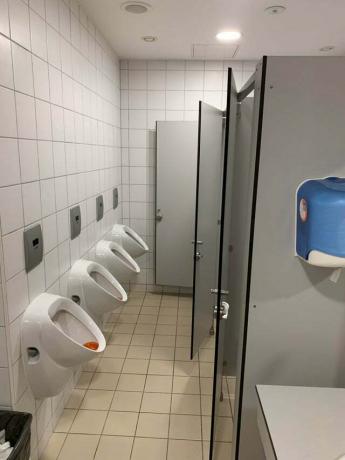 тоалет у школи