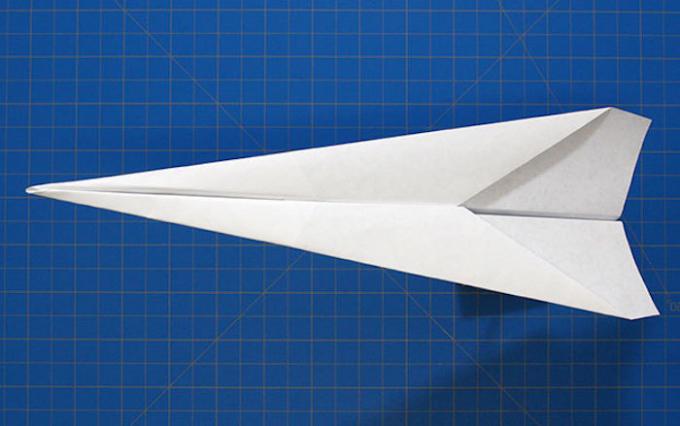 Како направити авион направљен од папира