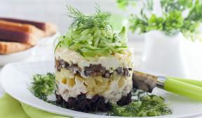 Pileća salata sa pečurkama i suvim šljivama