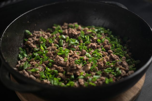 Лепиње са месом: баците сецкани зелени лук