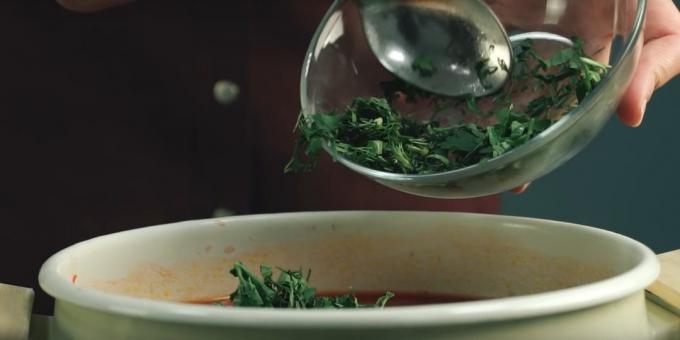 Како да кува супу: Цаст Тхе Баи лишће и ситно сецкану зелених. 