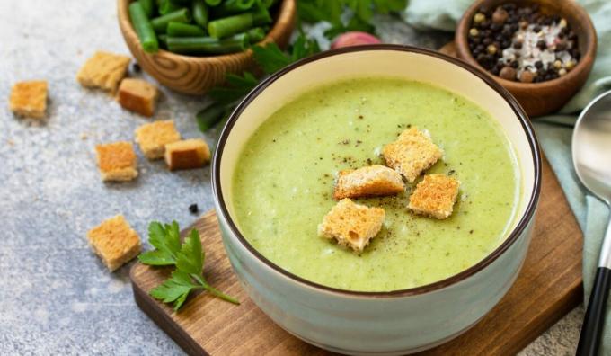 Супа са зеленим пасуљем, сланином и сиром