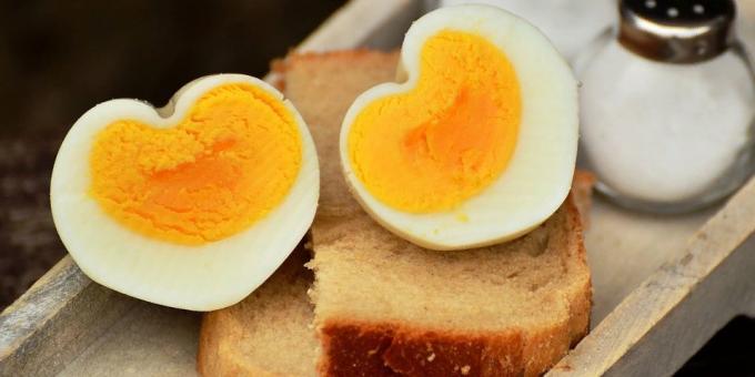 Кувана јаја са павлаком и хлебом - укусна и јефтина