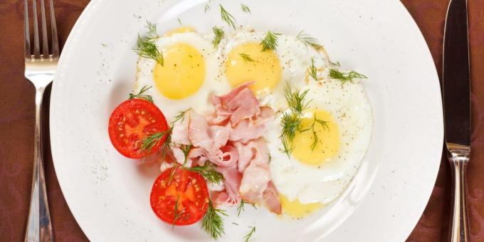 Пржена јаја са луком, сиром и лековитог биља: једноставног рецепта