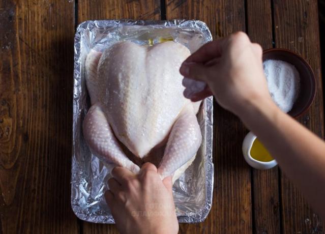 Како да кува пиле: друзе са маслиновим уљем и сољу