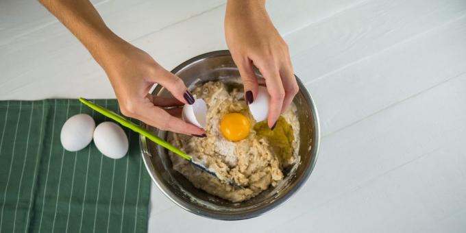 Разбити јаја у чинији